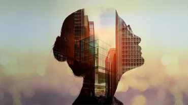 Silhouette einer Frau mit Stadtarchitektur im Hintergrund