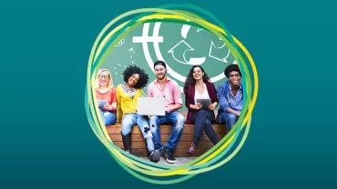 Fünf Personen sitzen vor einer Tafel mit Recycling-Symbol.