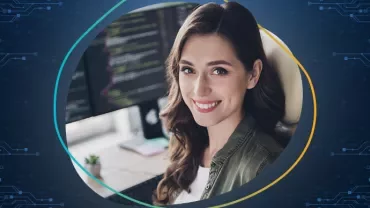 Frau lächelt vor einem Computerbildschirm mit Code