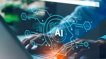 Hände tippen auf einer Tastatur, darüber eine eingeblendete grafische Darstellung von künstlicher Intelligenz.