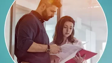 Mann und Frau lesen ein Dokument