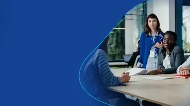 Vielfältige Gruppe von professionell gekleideten Erwachsenen, die in einer Büroumgebung lächeln.