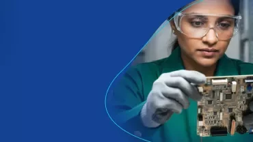 Frau mit Brille arbeitet konzentriert an einem Engineering-Projekt