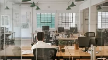 Ein Mann arbeitet allein in einem modernen Büro.