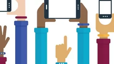 Bunte Hände halten Smartphones hoch.