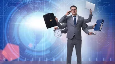Mann im Anzug jongliert mit Aufgaben: Uhr, Ordner, Telefon.