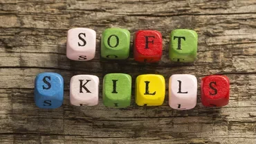 Bunte Würfel mit dem Text 'Soft Skills'.