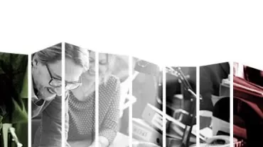 Menschen arbeiten zusammen im Büro, s/w-Szene.