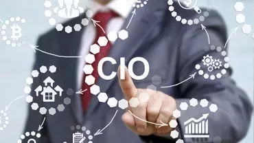 Geschäftsmann zeigt auf CIO im Netzwerk einer digitalen Transformation.