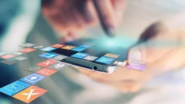 Mensch, der Smartphone mit App-Symbolen auf dem Bildschirm bedient.