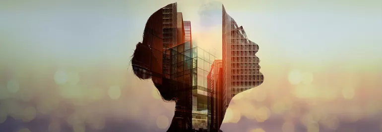 Silhouette einer Frau mit Stadtarchitektur im Hintergrund