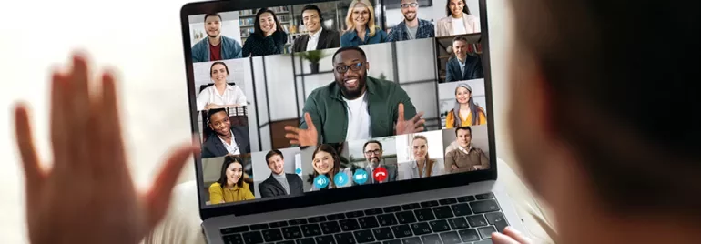 Person in Videokonferenz auf einem Laptop.