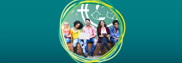Fünf Personen sitzen vor einer Tafel mit Recycling-Symbol.