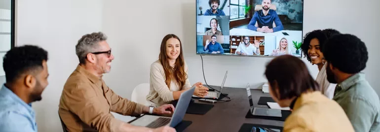 Der Manager setzt Führungsqualitäten ein, um die Produktivität seines Remote-Teams zu steigern.