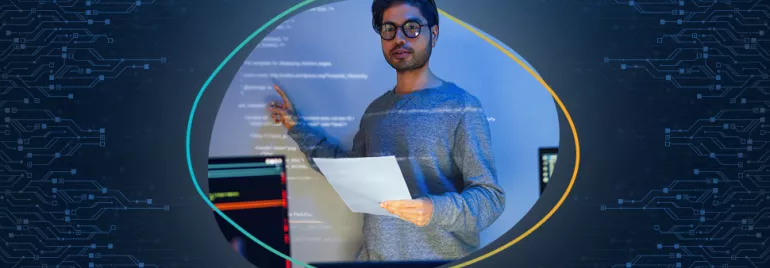 Mann in der IT hält einen Vortrag