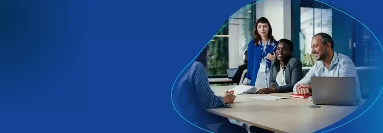 Vielfältige Gruppe von professionell gekleideten Erwachsenen, die in einer Büroumgebung lächeln.