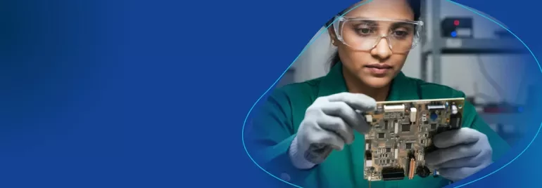 Frau mit Brille arbeitet konzentriert an einem Engineering-Projekt