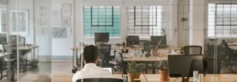 Ein Mann arbeitet allein in einem modernen Büro.