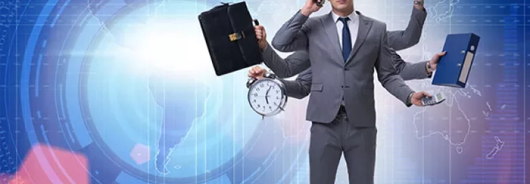 Mann im Anzug jongliert mit Aufgaben: Uhr, Ordner, Telefon.