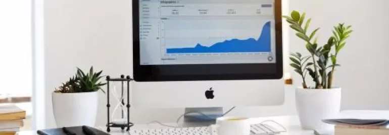 Schreibtisch mit Computer, der ein Diagramm zeigt.
