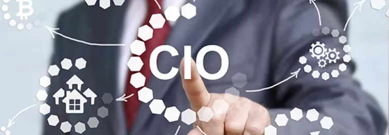 Geschäftsmann zeigt auf CIO im Netzwerk einer digitalen Transformation.
