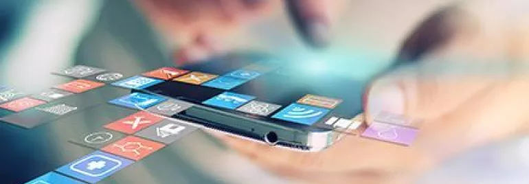Mensch, der Smartphone mit App-Symbolen auf dem Bildschirm bedient.