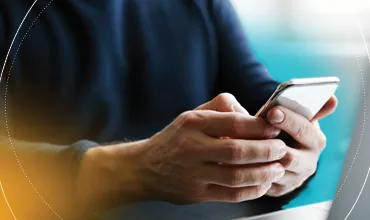 Person hält ein Smartphone in der Hand.
