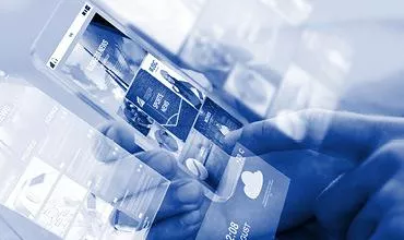 Nahaufnahme einer Hand, die ein transparentes Smartphone hält.