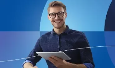 Werbebanner für Gehaltsleitfäden 2026 mit einem lächelnden Mann