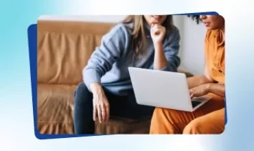 Werbeplakat aus Talent Trends 2026, auf dem zwei Frauen auf einen Computerbildschirm zeigen