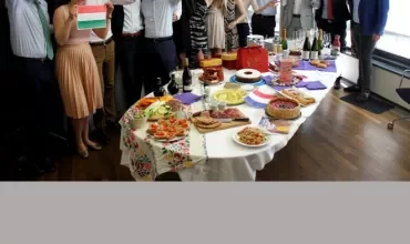 Menschen mit Landesflaggen bei einem internationalen Fest