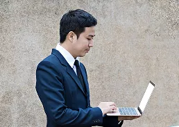 Ein Mann, der an seinem Laptop arbeitet