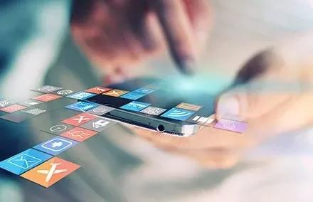 Mensch, der Smartphone mit App-Symbolen auf dem Bildschirm bedient.