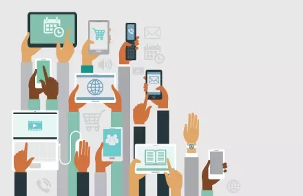 Verschiedene Hände halten Tablets und Smartphones mit digitalen Symbolen.